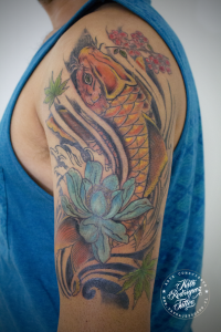 tatuaje-pez-koi-por-nath-rodriguez-tattoo-artist-tatuajes-pucon-chile-www
