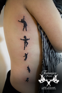 tatuaje-silueta-niños-volando-tatuajes-pucon-by-nath-rodriguez-tattoo-artist-chile