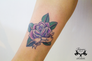 tatuaje-tradicional-rosa-tatuajes-pucon-by-nath-rodriguez-chile